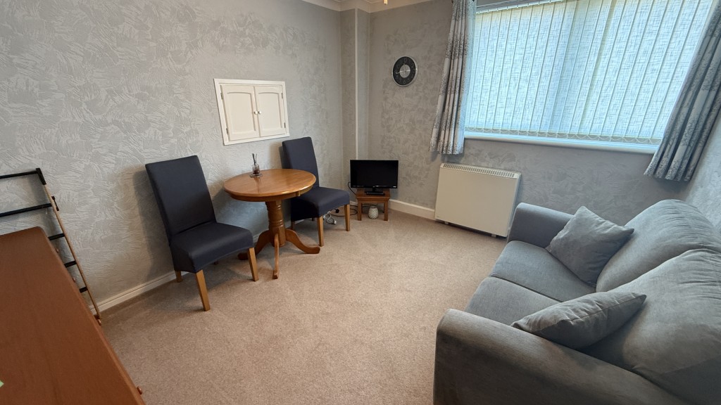 Lot: 87 - VACANT TWO-BEDROOM GROUND FLOOR FLAT IN CONVENIENT RESIDENTIAL LOCATION - Internal view of bedroom